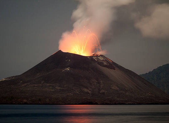El volcán Anak Krakatoa entra en erupción: Ocho aeropuertos cerrados y miles de vuelos afectados en Indonesia